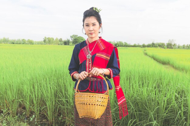 Portret van een Aziatisch meisje met Thaise lokale traditionele kleding die beroemd is op het platteland van Thailand