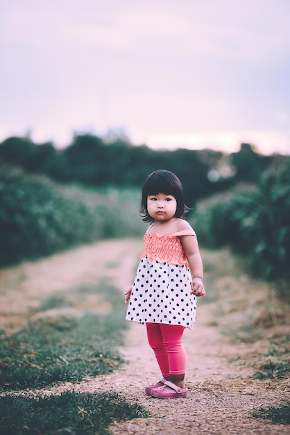 Portret van een Aziatisch meisje op het veld Thailand mensen Gelukkig meisjesconcept