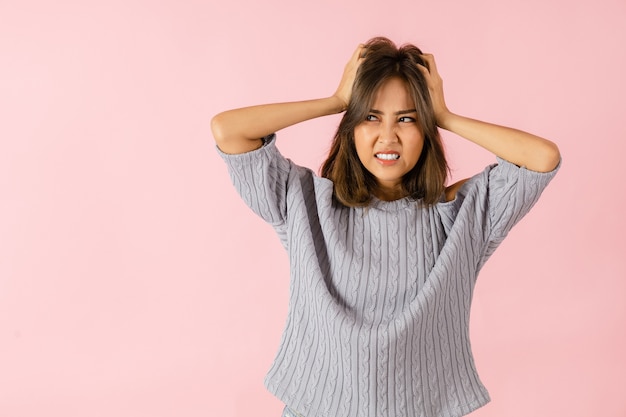 Portret van een Aziatische jonge vrouw boos