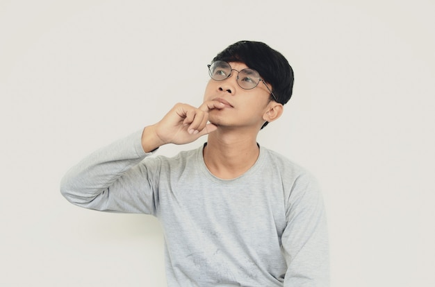 Portret van een Aziatische man met een bril die aan ideeën denkt