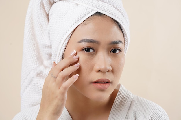 Portret van een aziatische vrouw die huidverzorging en een organisch gezichtsmasker toepast voor het reinigen van de huid. Schone frisse huid