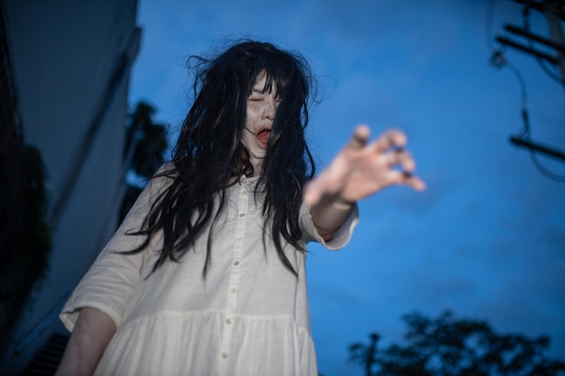 Foto portret van een aziatische vrouw make-up spookgezicht met bloedhorror scèneenge achtergrondhalloween posterthailand mensen