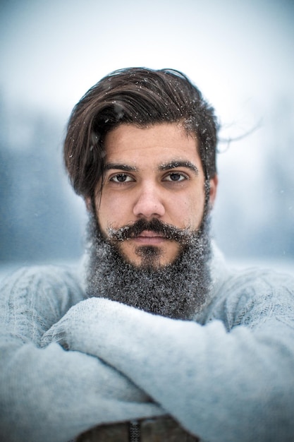 Portret van een baarde jonge man in de winter
