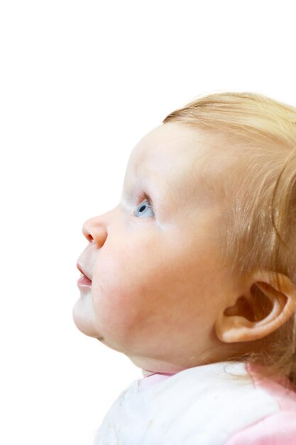 Portret van een baby die omhoog kijkt geïsoleerd op een witte