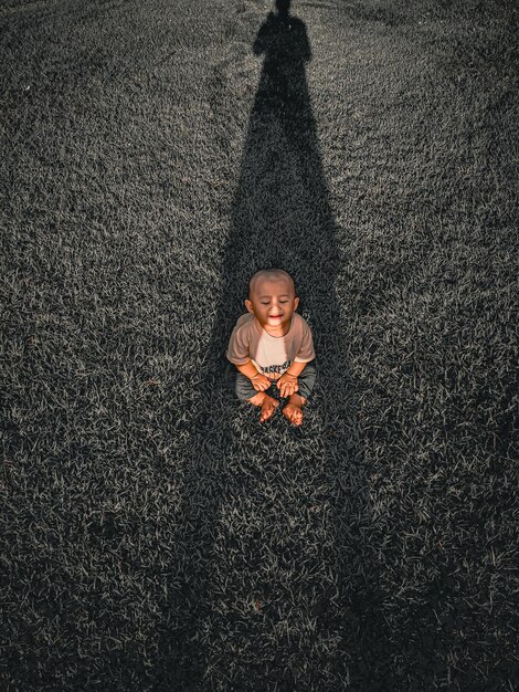 Foto portret van een baby die op het gras zit