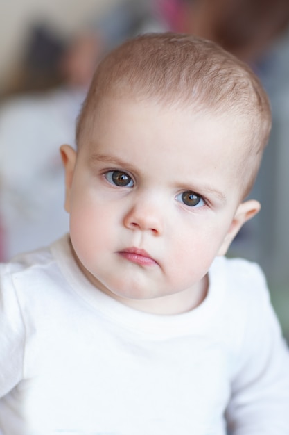 Foto portret van een baby in het wit