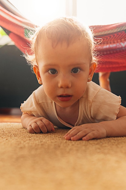 Portret van een baby in je woonkamer