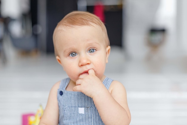 Portret van een baby met blauwe ogen op een lichte witte achtergrond als achtergrond voor reclame Hoge kwaliteit