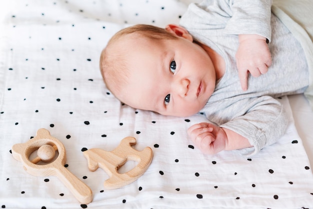 Portret van een baby van 2 weken oud Nieuwgeboren baby in de eerste maanden van zijn leven