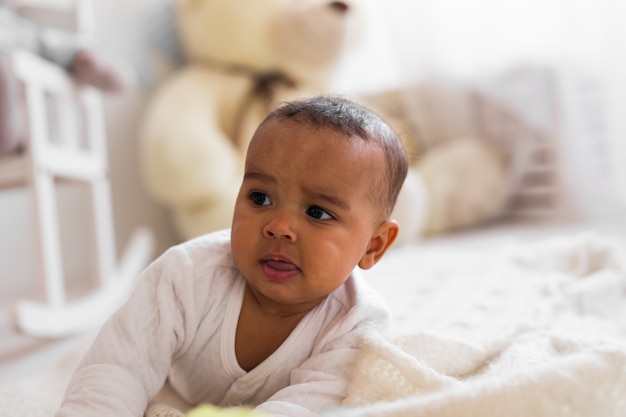 Portret van een babyjongen van gemengd ras.