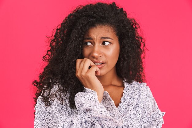 Portret van een bang jonge afrikaanse vrouw