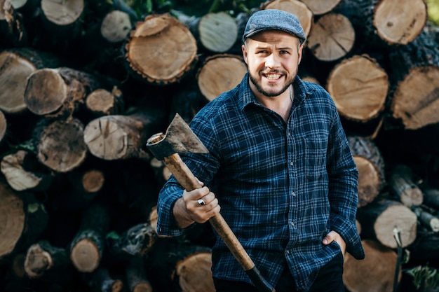 Foto portret van een bebaarde brute houthakker met bijl in de hand