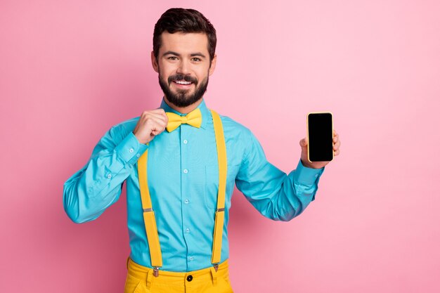 Portret van een bebaarde man die de lege ruimte van het telefoonscherm oplegt