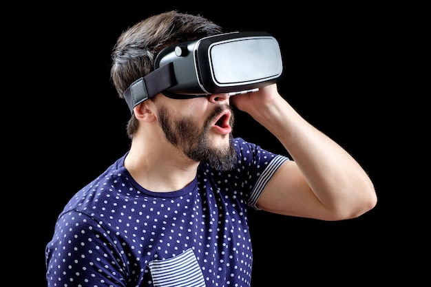 Portret van een bebaarde man met virtual reality-bril