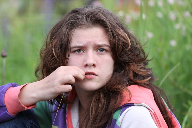 Foto portret van een bedachtzaam meisje op het veld