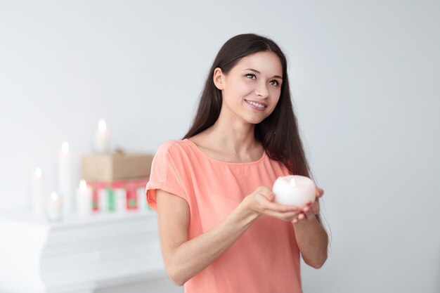 Portret van een bedachtzame jonge vrouw met een kaars