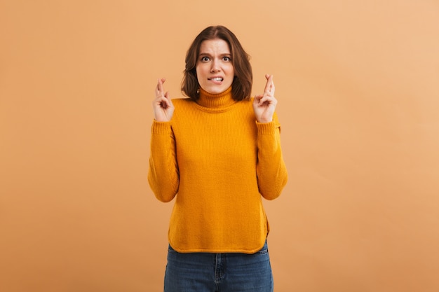 Portret van een bezorgde jonge vrouw