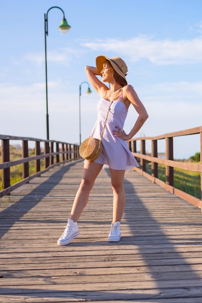 Portret van een blanke brunette vrouw op het strand in de zomervakantie