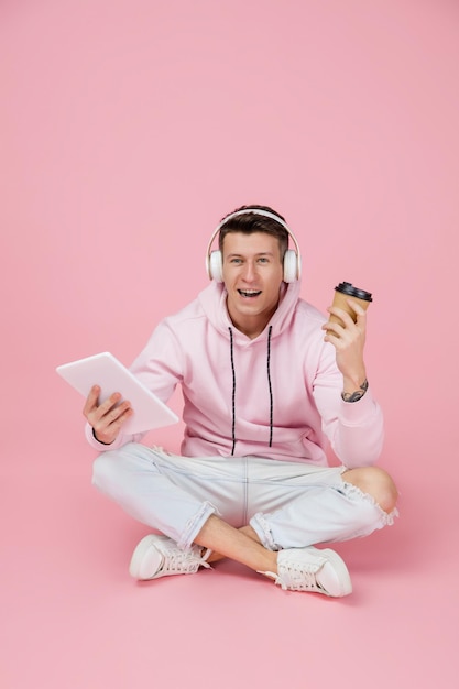 Portret van een blanke man geïsoleerd op roze studio achtergrond met copyspace