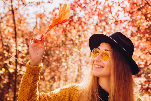 Portret van een blond meisje in een herfstpark