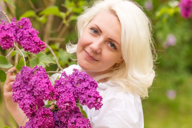 Foto portret van een blonde moeder in een lila