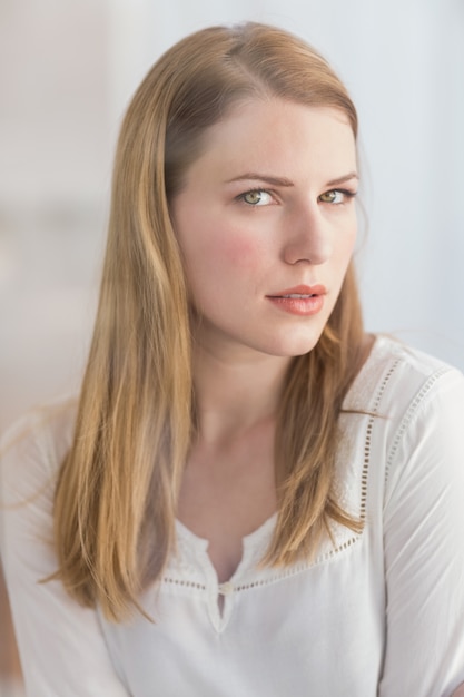 Portret van een blondevrouw het stellen het bekijken camera