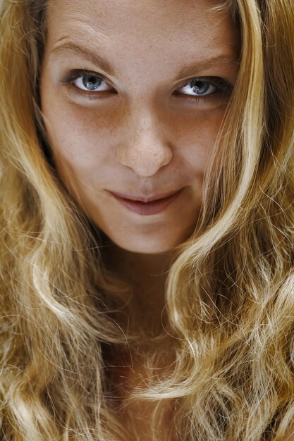 Portret van een blondine, emoties op het gezicht