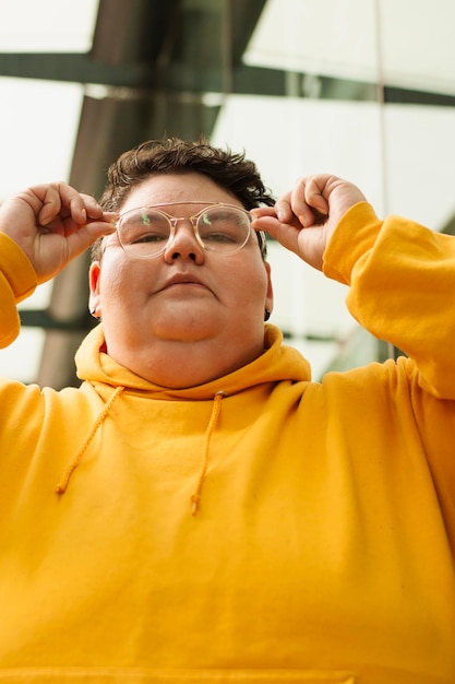 Portret van een bochtige vrouw met een bril op straat