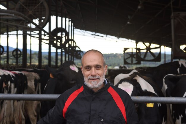 Portret van een boer met koeien