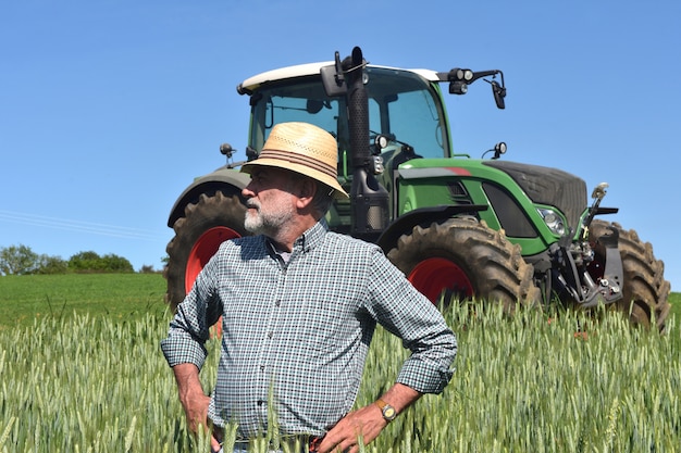 Portret van een boer op het veld