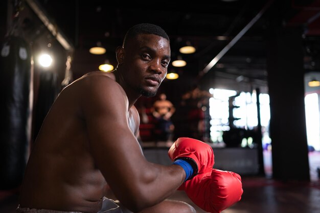 Portret van een bokser die zich voorbereidt om op het podium te vechten om ervaring op te doen in het gebruik van Muay Thai