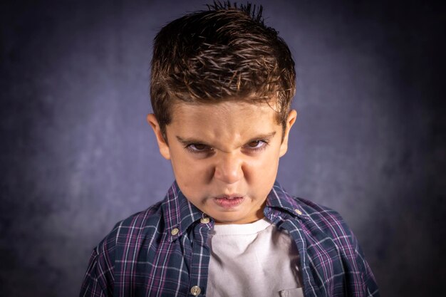 Foto portret van een boze jongen
