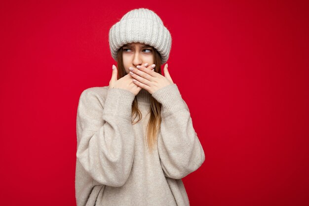 Portret van een boze ontevreden jonge aardige, mooie donkerblonde vrouwelijke persoon met oprechte emoties