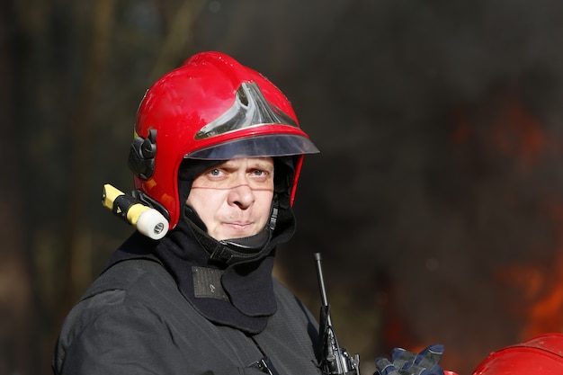 Portret van een brandweerman. Blus het vuur