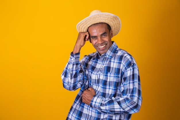 Portret van een Braziliaanse man die typische kleding draagt voor de Festa JuninaxA