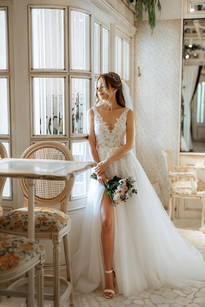 Portret van een bruid in een witte jurk in een licht café