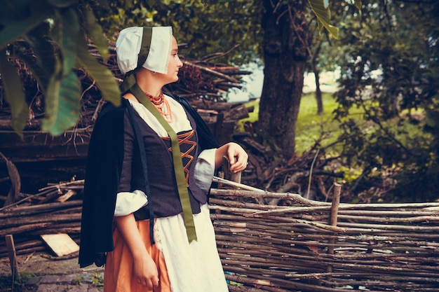 Foto portret van een brunette vrouw gekleed in historische barokke kleding