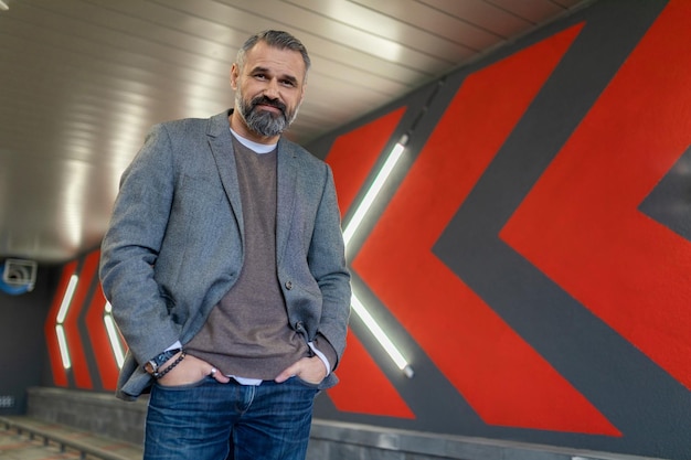 Portret van een brutale zakenman in de ondergrondse parkeergarage