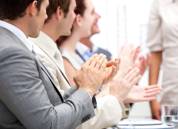 Portret van een businessteam applaudisseren tijdens een vergadering