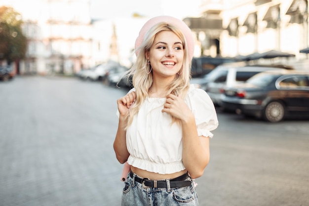 Portret van een charmant glimlachend meisje in een baret in een Europese stad Jonge lachende vrouw in trendy outfit Lifestyle
