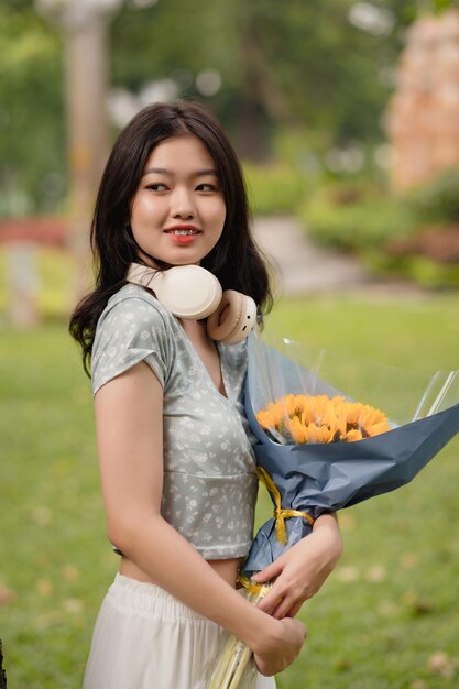 Foto portret van een charmante aziatische vrouw in het park