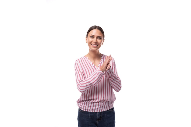 Portret van een charmante jonge brunette kantoormedewerker vrouw gekleed in een shirt met strepen