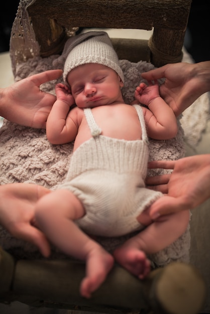 Foto portret van een charmante pasgeboren kleine peuter