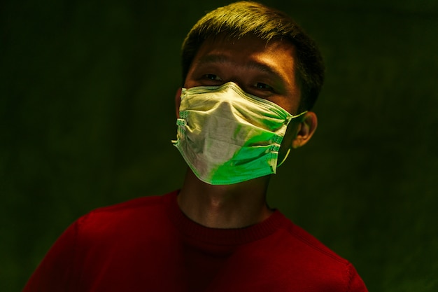 Portret van een Chinese man met medisch beschermend masker. Coronavirus bescherming concept