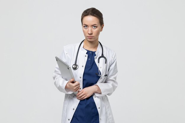 Portret van een chirurg Een vrouwelijke arts met een laptop Witte achtergrond Raadpleging van patiënten Behandeling van ziekten