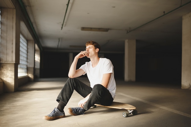 Portret van een coole jongen met een skateboard