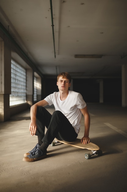 Portret van een coole jongen met een skateboard