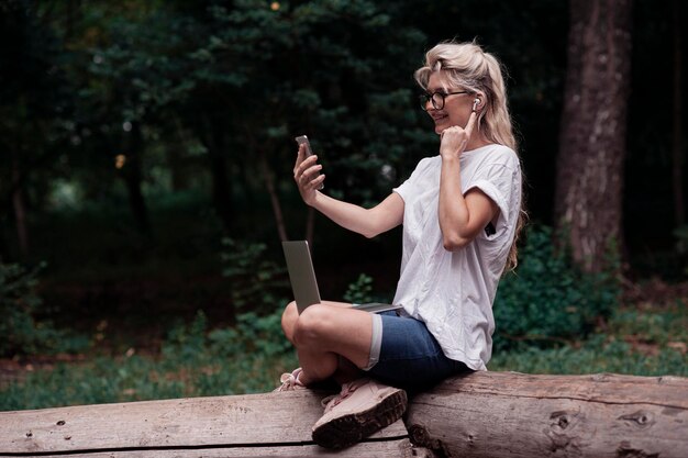 Portret van een creatieve jonge lachende vrouw. werk op laptop, mooie meid.