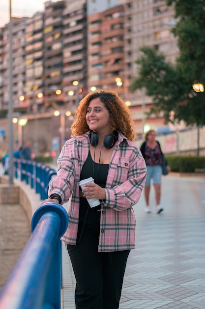 Portret van een curvy vrouw met krullende haarglimlach