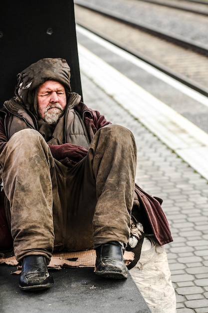 Foto portret van een dakloze man